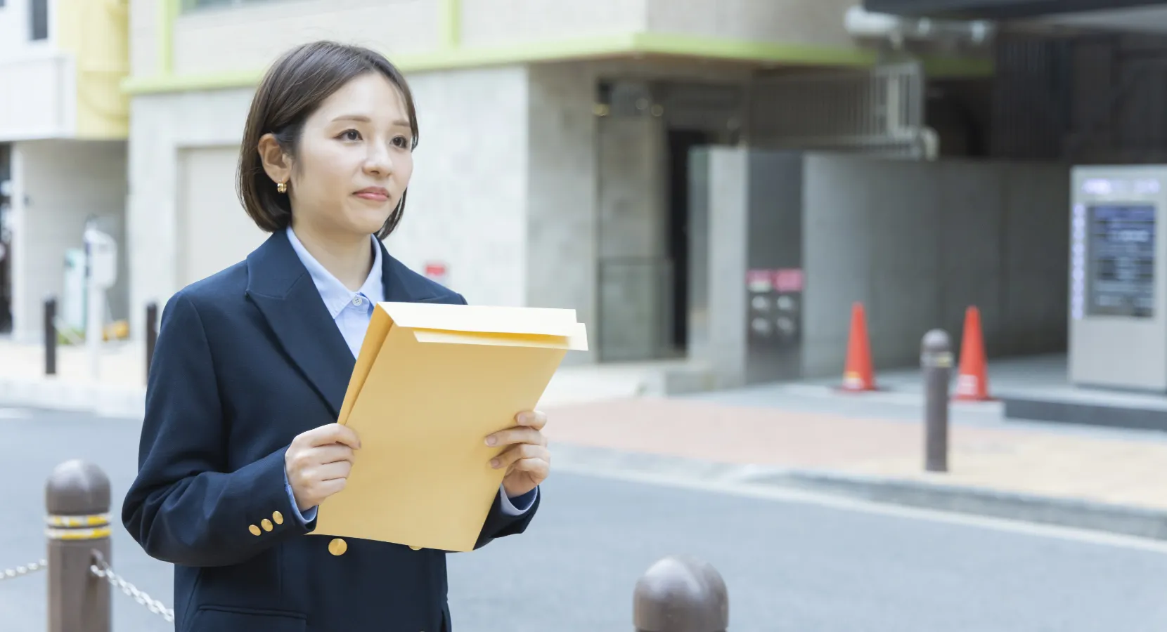 封筒を持って外出するイメージ