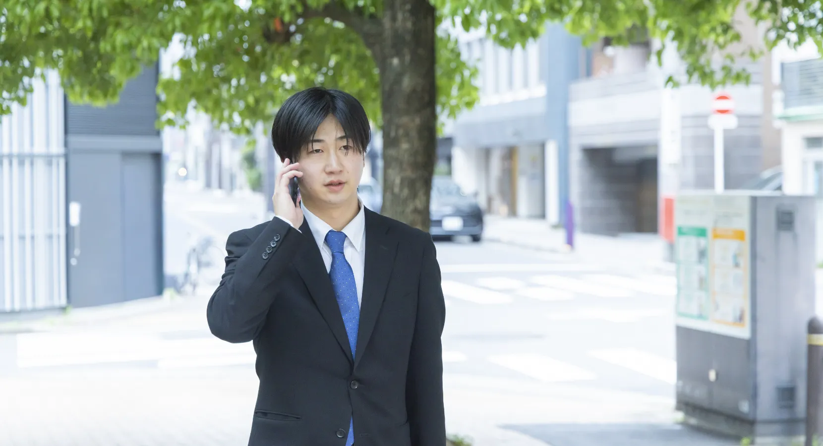 外で電話しているイメージ